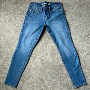 Women’s Seven7 jeans size 6, barely worn.